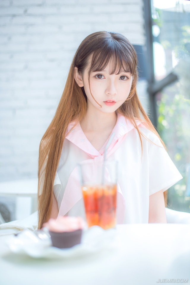 一个喜欢你的人，不会总让你做什么。而是会想着替你做点什么，取悦你才是种喜欢;一个在乎你的人，不会轻易惹你生气，而是害怕失去你，心怀恐惧才是种在乎。爱是付出，被爱是得到。你得到的多，那他是爱你的。你付出得多，那很可能只是单恋而已。不必一味讨好别人，不管走在何处，都不要迷失自己。